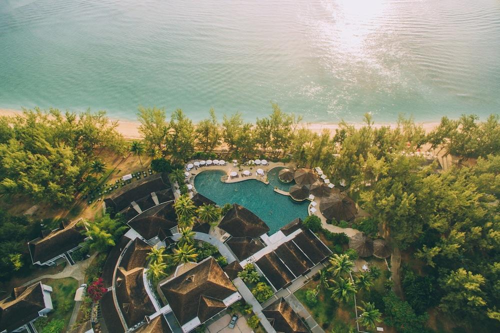 ลุกซ์ * แซ็ง จิล Hotel แซ็งต์-จีลส์-เลส์-แบ็งส์ ภายนอก รูปภาพ Aerial view of the resort