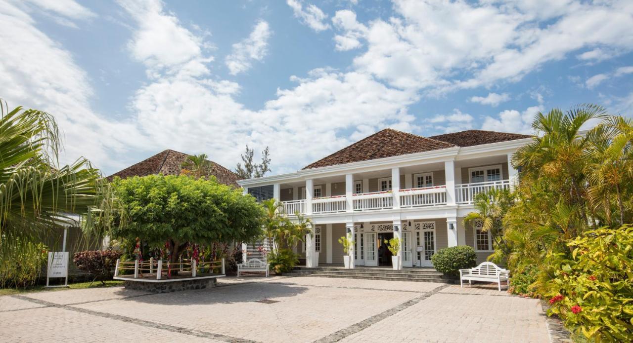 ลุกซ์ * แซ็ง จิล Hotel แซ็งต์-จีลส์-เลส์-แบ็งส์ ภายนอก รูปภาพ The main building of the museum
