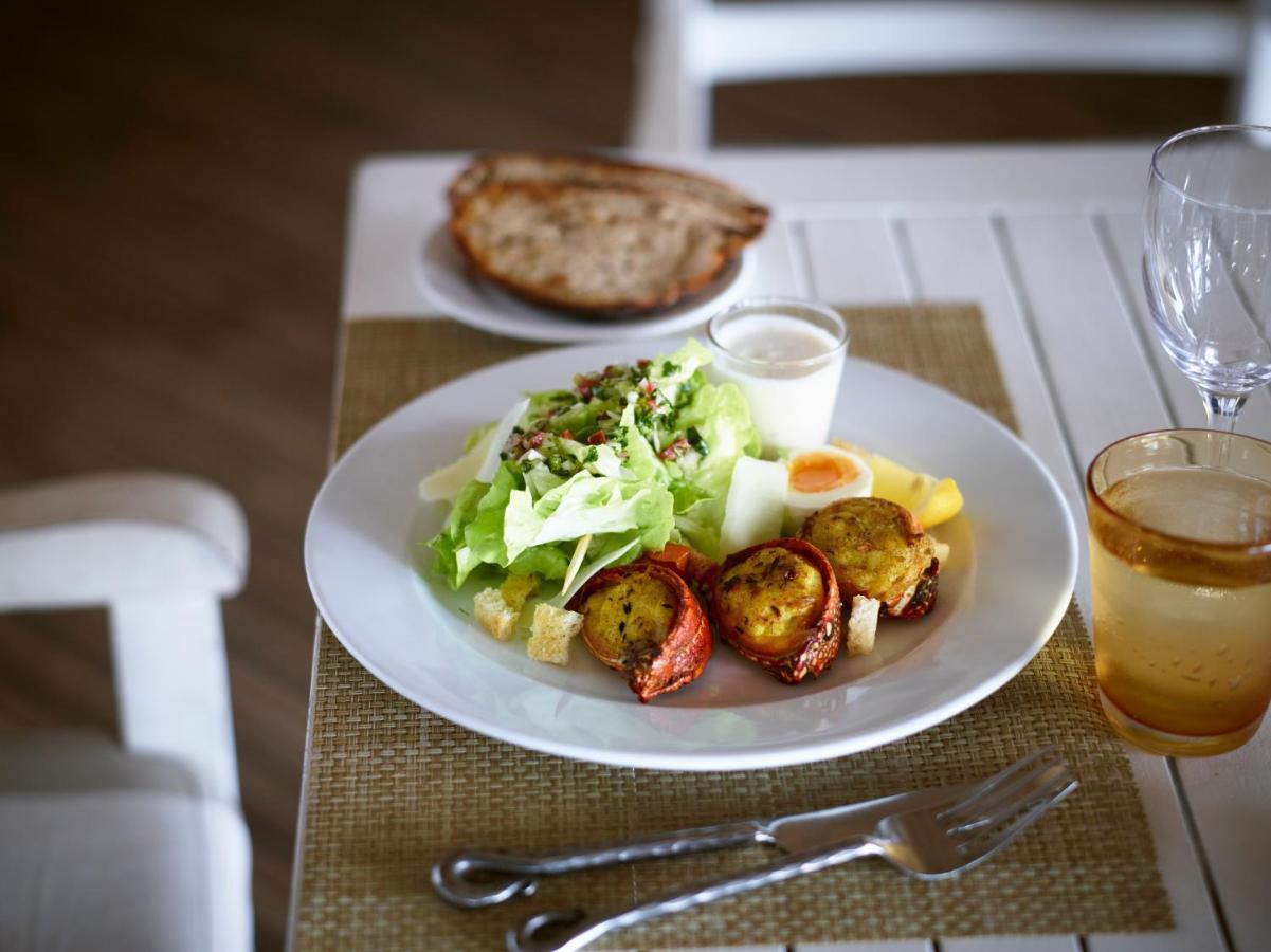 ลุกซ์ * แซ็ง จิล Hotel แซ็งต์-จีลส์-เลส์-แบ็งส์ ภายนอก รูปภาพ A Caesar salad