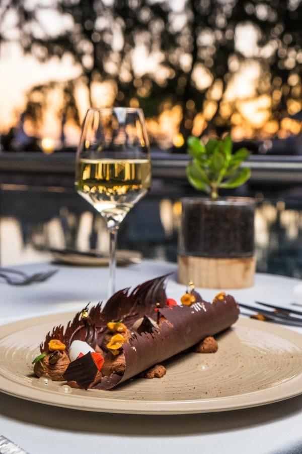 ลุกซ์ * แซ็ง จิล Hotel แซ็งต์-จีลส์-เลส์-แบ็งส์ ภายนอก รูปภาพ A glass of white wine with a dessert