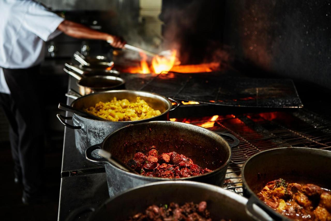 ลุกซ์ * แซ็ง จิล Hotel แซ็งต์-จีลส์-เลส์-แบ็งส์ ภายนอก รูปภาพ A restaurant kitchen
