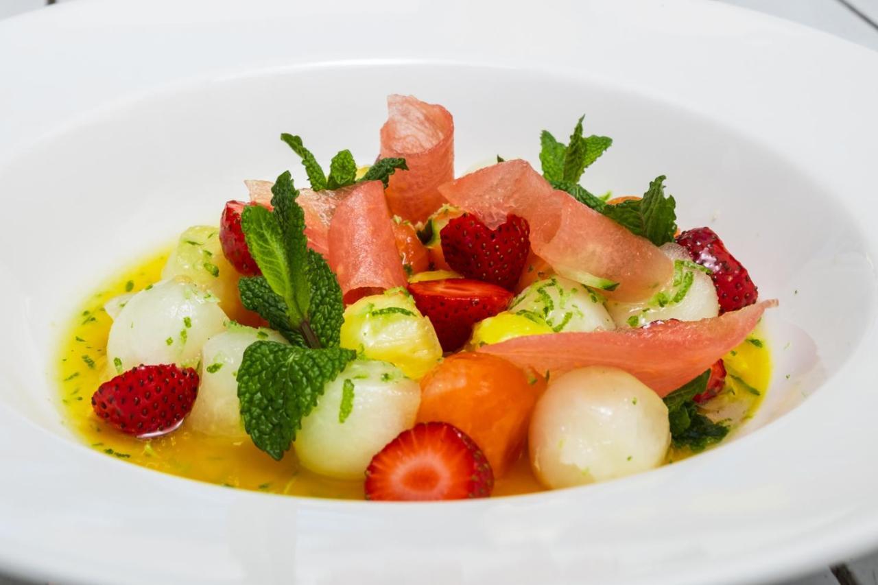 ลุกซ์ * แซ็ง จิล Hotel แซ็งต์-จีลส์-เลส์-แบ็งส์ ภายนอก รูปภาพ A fruit salad