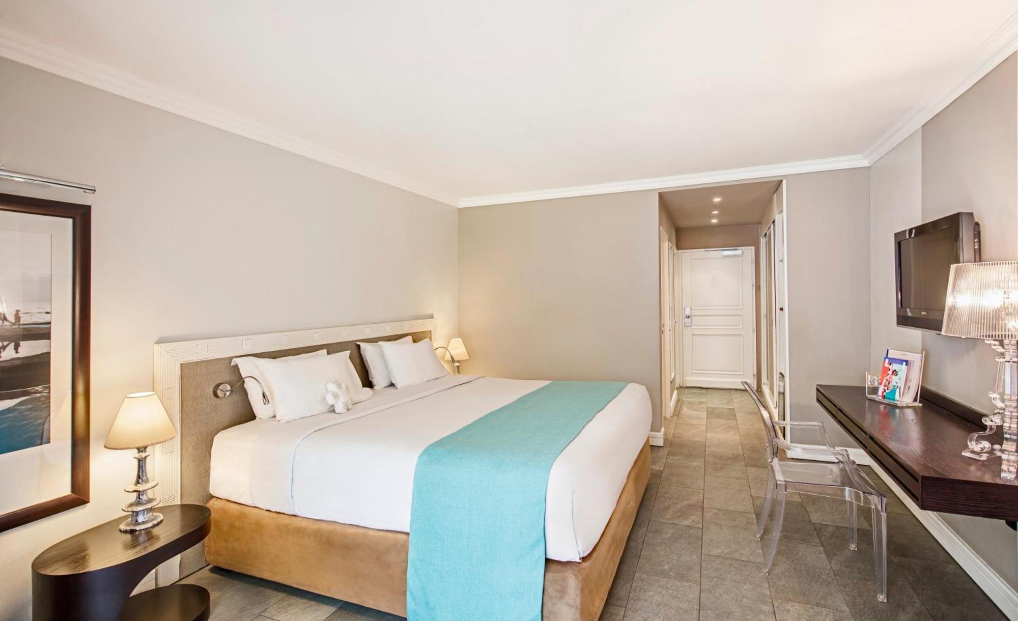ลุกซ์ * แซ็ง จิล Hotel แซ็งต์-จีลส์-เลส์-แบ็งส์ ภายนอก รูปภาพ A room at the hotel