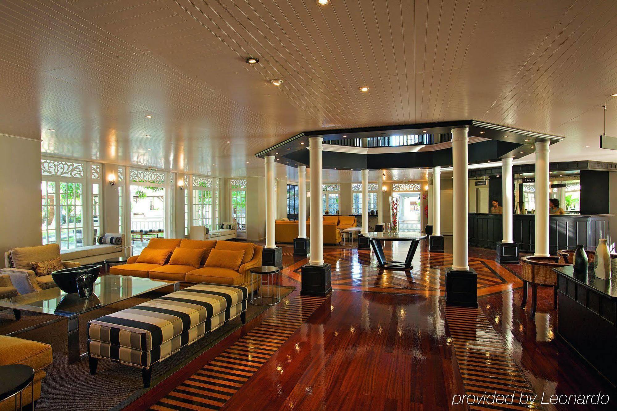 ลุกซ์ * แซ็ง จิล Hotel แซ็งต์-จีลส์-เลส์-แบ็งส์ ภายนอก รูปภาพ The lobby of the hotel