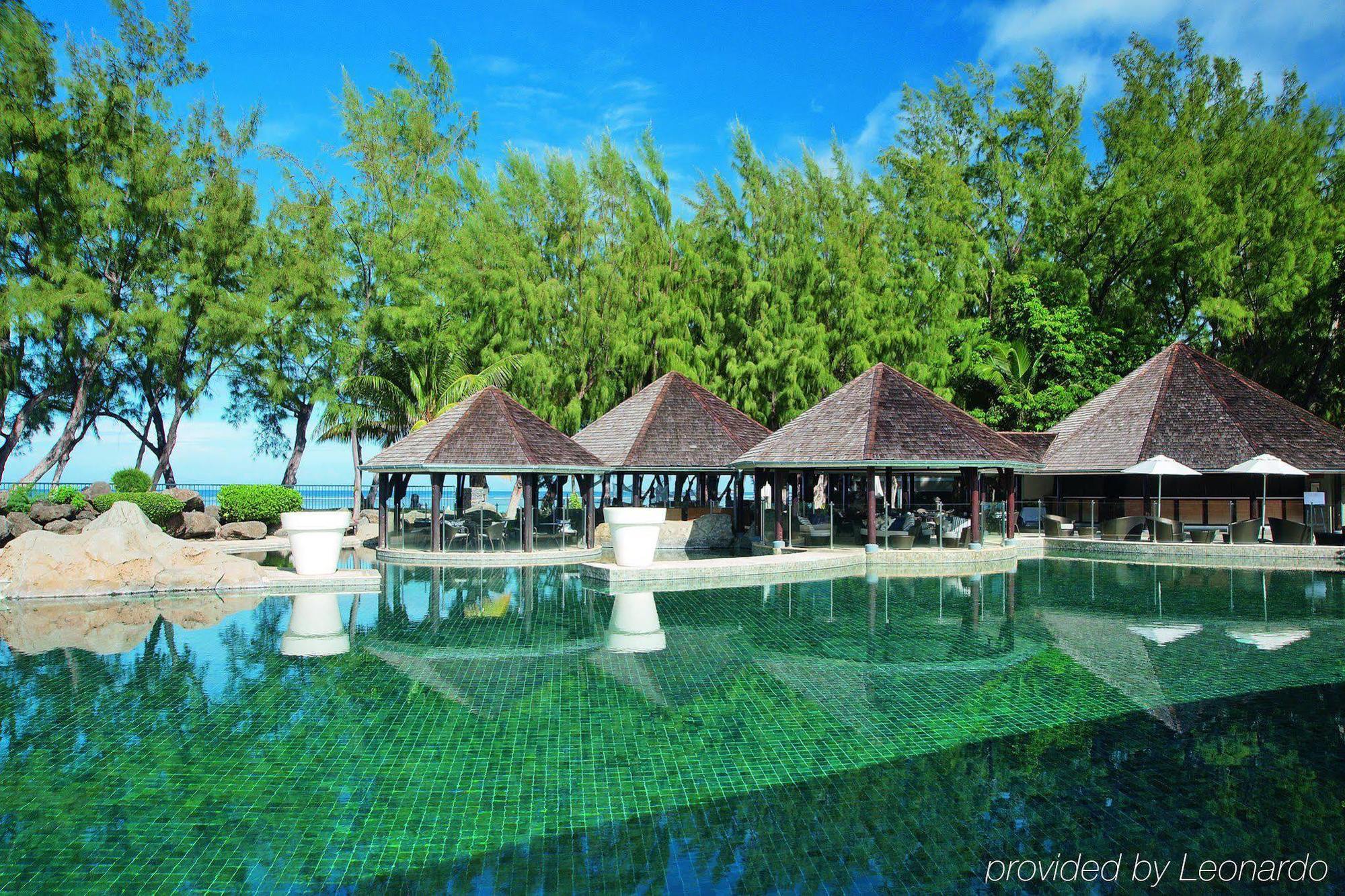 ลุกซ์ * แซ็ง จิล Hotel แซ็งต์-จีลส์-เลส์-แบ็งส์ ภายนอก รูปภาพ The swimming pool at the resort