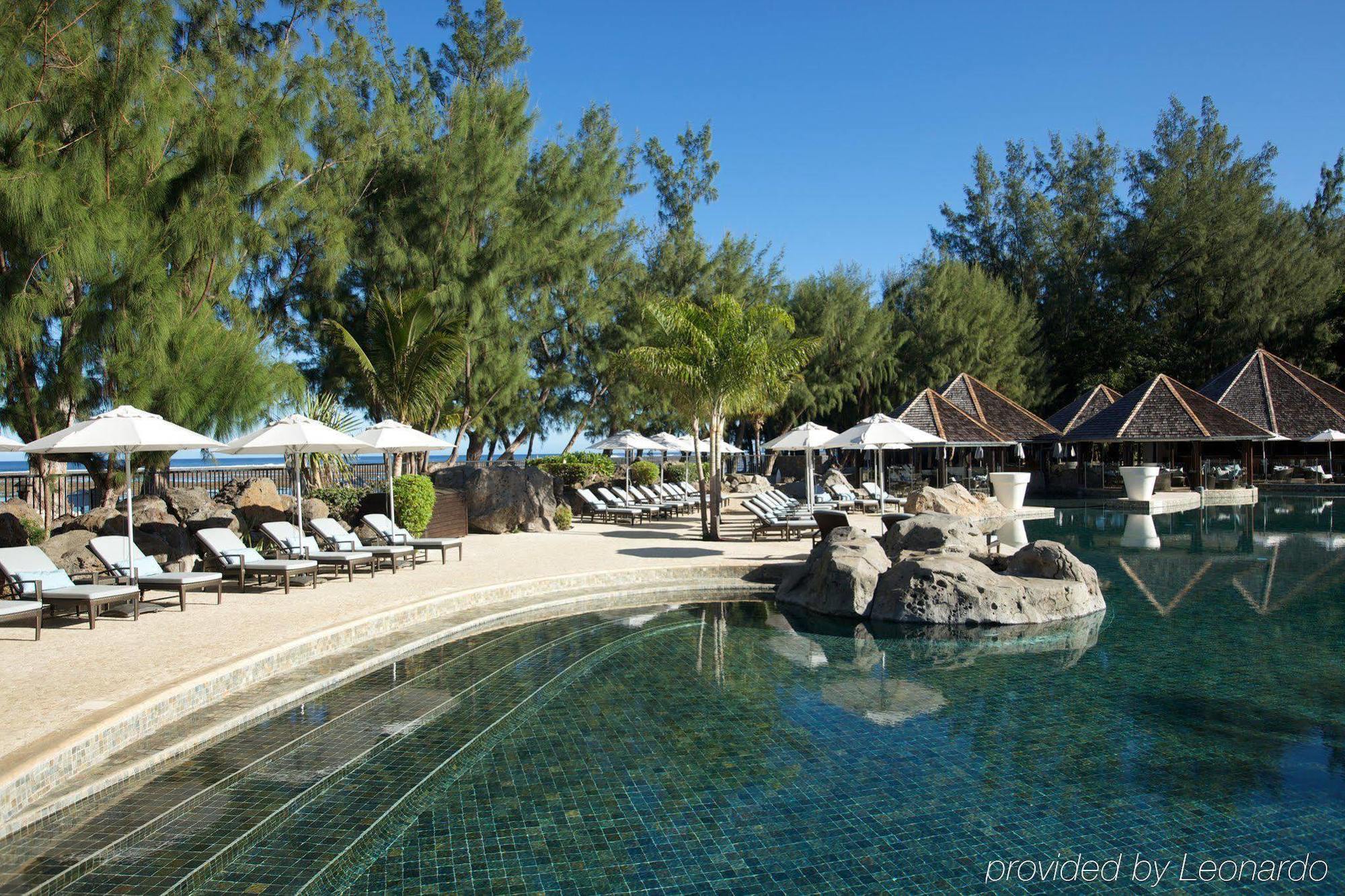 ลุกซ์ * แซ็ง จิล Hotel แซ็งต์-จีลส์-เลส์-แบ็งส์ ภายนอก รูปภาพ The swimming pool at the resort