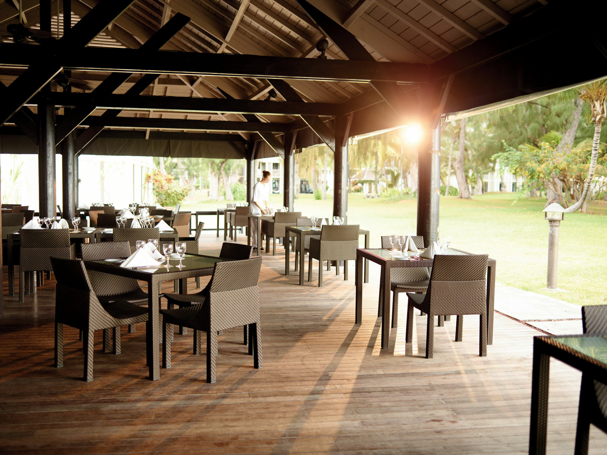 ลุกซ์ * แซ็ง จิล Hotel แซ็งต์-จีลส์-เลส์-แบ็งส์ ภายนอก รูปภาพ The restaurant at the resort