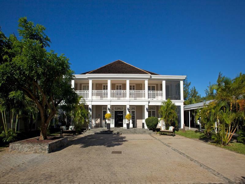 ลุกซ์ * แซ็ง จิล Hotel แซ็งต์-จีลส์-เลส์-แบ็งส์ ภายนอก รูปภาพ The Governor's Residence