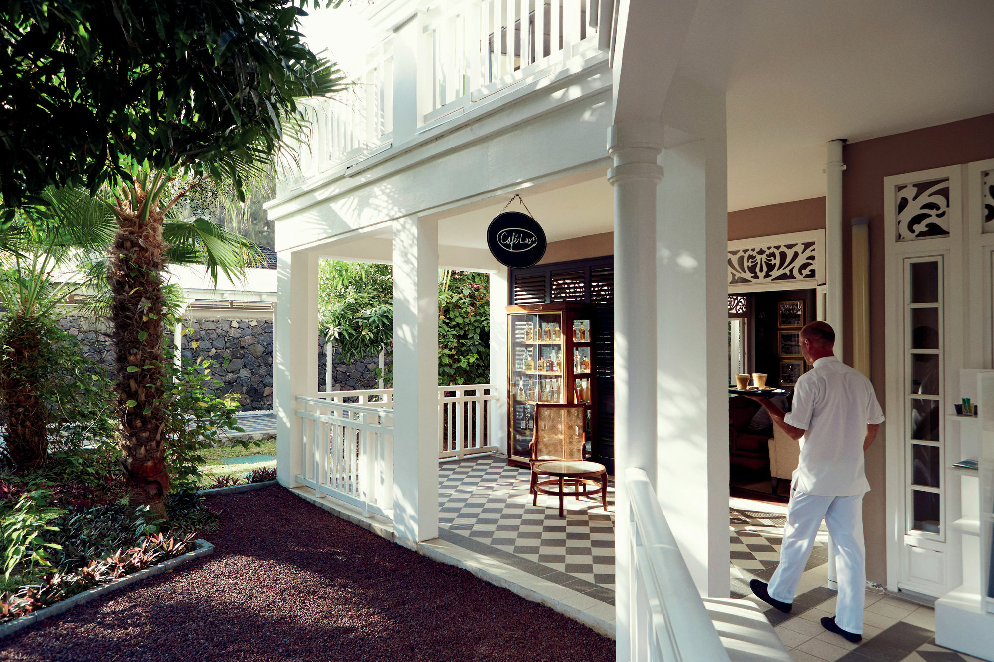 ลุกซ์ * แซ็ง จิล Hotel แซ็งต์-จีลส์-เลส์-แบ็งส์ ภายนอก รูปภาพ The E & O 87 restaurant