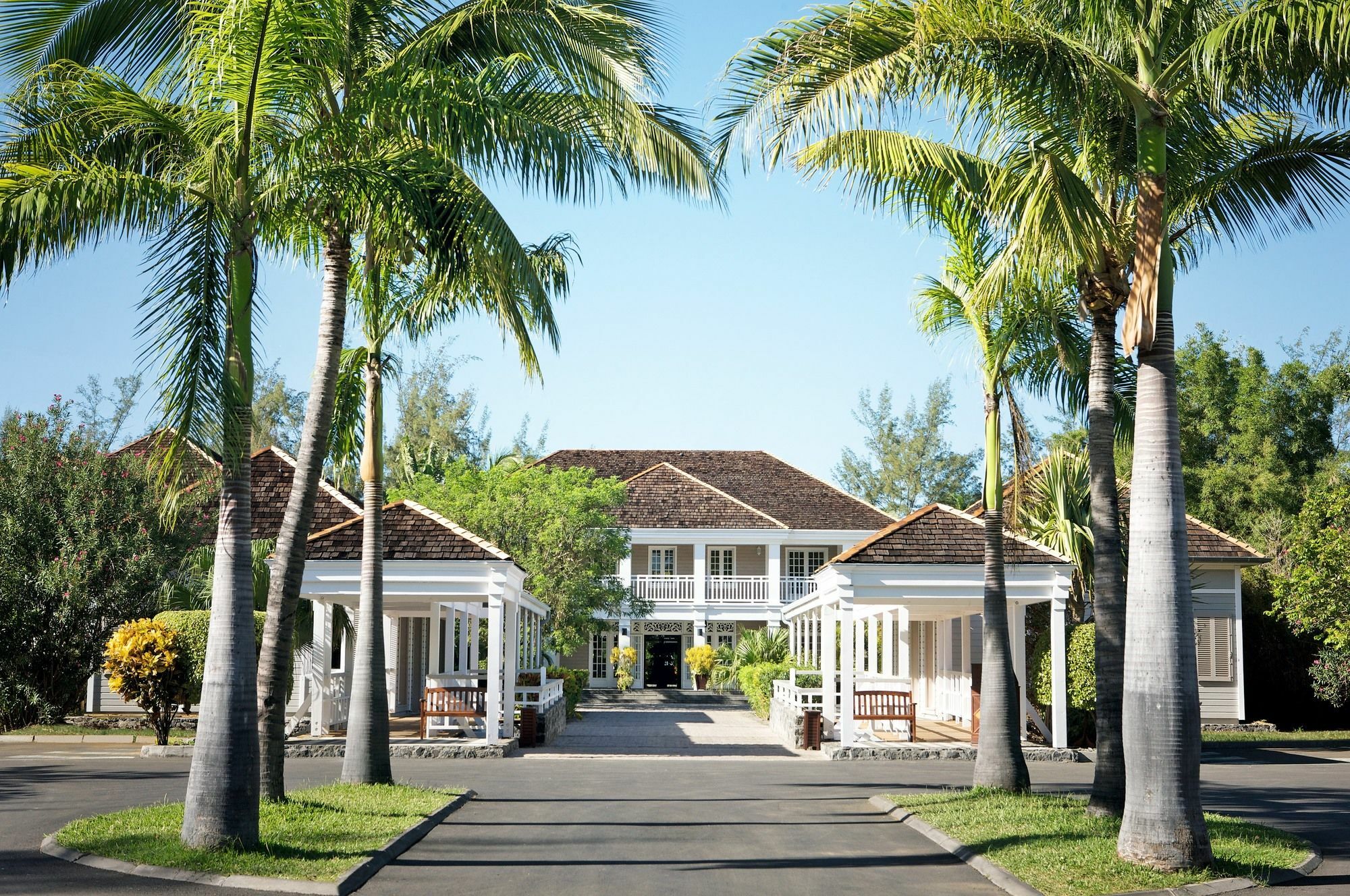 ลุกซ์ * แซ็ง จิล Hotel แซ็งต์-จีลส์-เลส์-แบ็งส์ ภายนอก รูปภาพ The entrance to the hotel