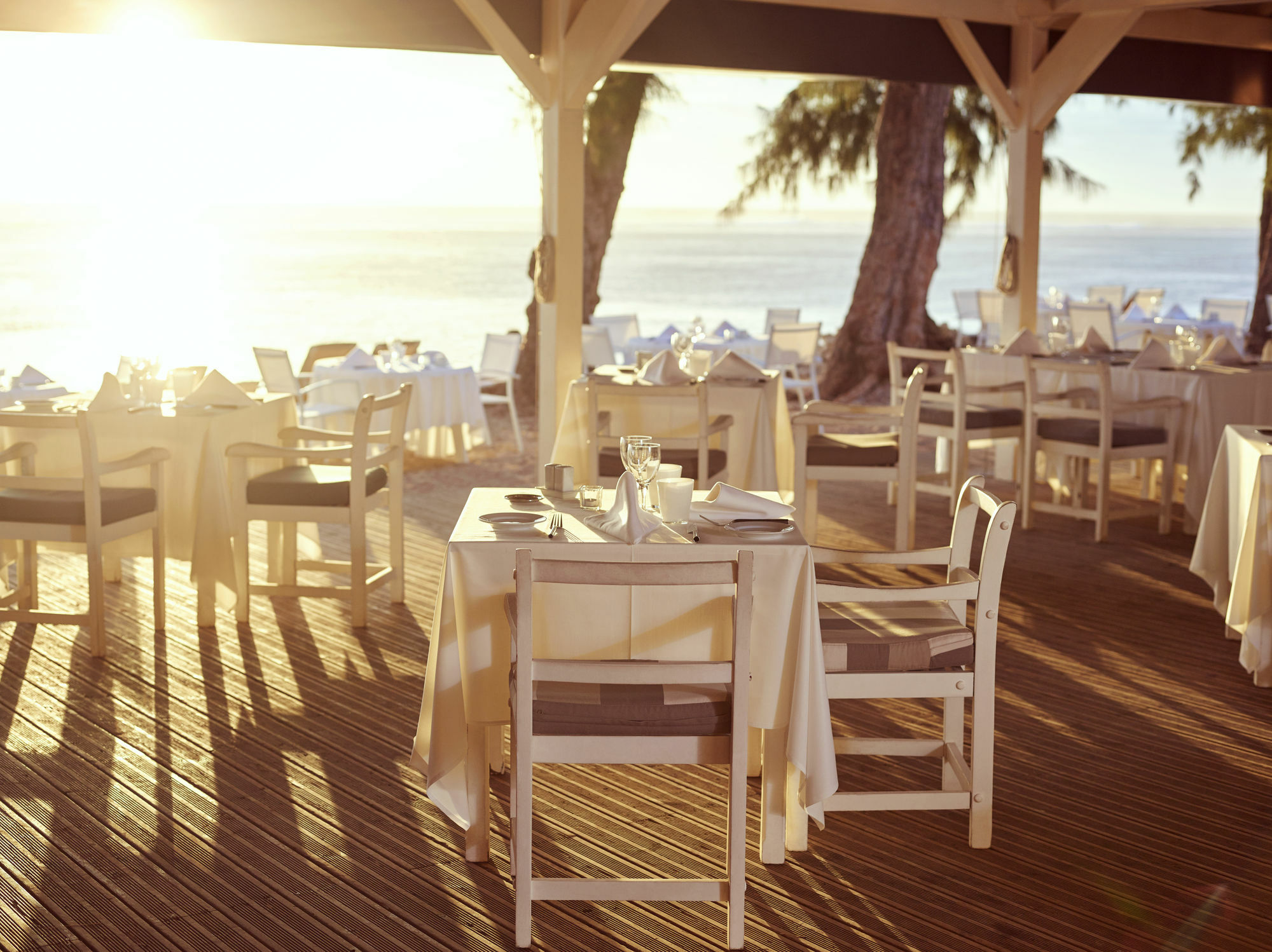 ลุกซ์ * แซ็ง จิล Hotel แซ็งต์-จีลส์-เลส์-แบ็งส์ ภายนอก รูปภาพ Restaurant at the resort